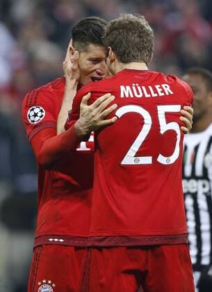 MUELLER THomas Team FC Bayern Muenchen jubelt nach seinem Tor zum 2: 2 mit LEWANDOWSKI UEFA Champions League Achtelfinale FC Bayern Muenchen-Juventus 4 : 2 am 16. Maerz 2016 in Muenchen 