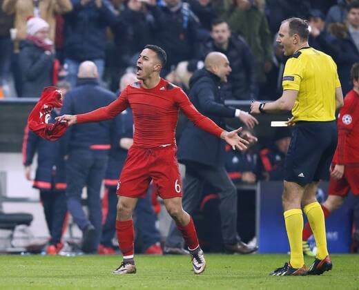 THIAGO Team FC Bayern Muenchen Verwarnung vom Schiedsrichter ERIKSSON UEFA Champions League Achtelfinale FC Bayern Muenchen-Juventus 4 : 2 am 16. Maerz 2016 in Muenchen 