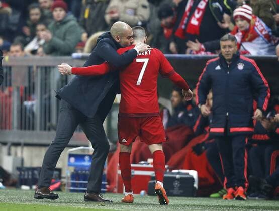 GUARDIOLA Pep Trainer Team FC Bayern Muenchen ein Küsschen fuer Franck RIBERY UEFA Champions League Achtelfinale FC Bayern Muenchen-Juventus 4 : 2 am 16. Maerz 2016 in Muenchen 