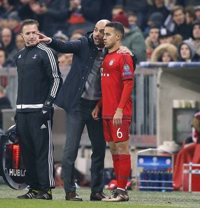 GUARDIOLA Pep Trainer Team FC Bayern Muenchen mit THIAGO bei der Einwechslung UEFA Champions League Achtelfinale FC Bayern Muenchen-Juventus 4 : 2 am 16. Maerz 2016 in Muenchen 