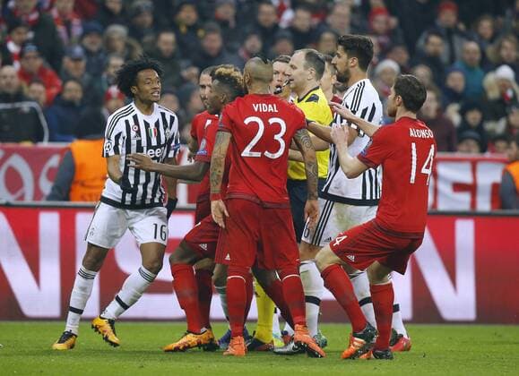 VIDAL Arturo Team FC Bayern Muenchen Rudelbildung um Arturo Vidal UEFA Champions League Achtelfinale FC Bayern Muenchen-Juventus 4 : 2 am 16. Maerz 2016 in Muenchen 