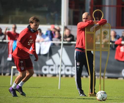 17.03.2016, FC Bayern Training, Säbenerstrasse München, Fussball, im Bild: Mario Goetze (FCB) von Trainer Pep Guardiola (FCB) beobachtet
