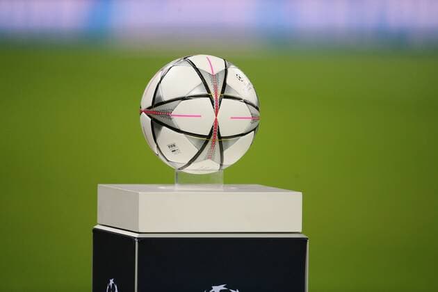 München, Fussball, Herren, UEFA Champions League, Saison 2015 2016, Achtelfinale FC Bayern München - Juventus Turin, 16.03.2016, Allianzarena München, Champions League Ball