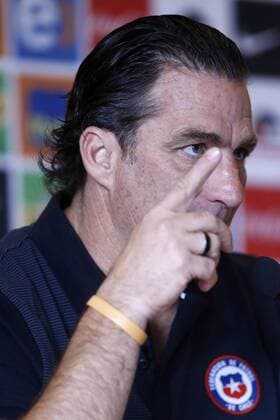 Fußball, Nationalteam Chile, PK von Nationaltrainer Pizzi Chilean National Soccer Team coach Juan Antonio Pizzi delivers a presser in Santiago de Chile, Chile, 17 March 2016, where he announced the list of players for the Russia 2018 World Championship WM Weltmeisterschaft qualification matches. CHILEAN national team Nationalteam COACH PIZZI ANNOUNCES THE PLAYERS LIST FOR RUSSIA 2018 !ACHTUNG: NUR REDAKTIONELLE NUTZUNG!  CHI004 20160317-635938387344265730