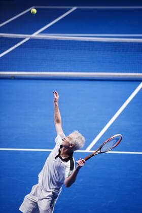 Tennis, John McEnroe bei Legendenturnier in Stockholm 160317 John McEnroe värmer upp inför en match i tennisturneringen Kings of Tennis den 17 mars 2016 i Stockholm.  Copyright: ERIKxSIMANDER BB160317BB487