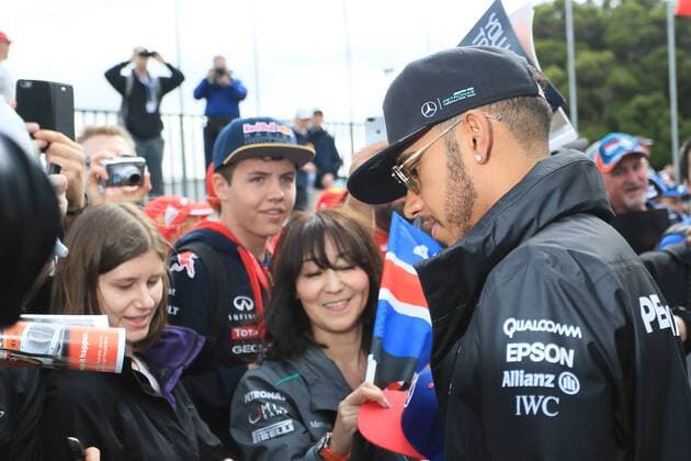 18.03.2016. Melbourne Grand Prix Circuit, Albert Park, Melbourne, Australia. The F1 Australian Grand Prix. Mercedes AMG Petronas - Lewis Hamilton on the Melbourne walk with fans xLeannexBoonx  ActionPlus11719284