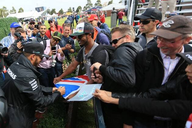 18.03.2016. Melbourne Grand Prix Circuit, Albert Park, Melbourne, Australia. The F1 Australian Grand Prix. Mercedes AMG Petronas - Lewis Hamilton on the Melbourne walk with fans xLeannexBoonx  ActionPlus11719285