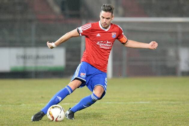 v.li.: Josef Welzmüller (SpVgg Unterhaching, 5) Freisteller, Einzelbild, Aktion, Action, Fussball, Regionalliga Bayern, SpVgg Unterhaching - FC Bayern München II, xslx