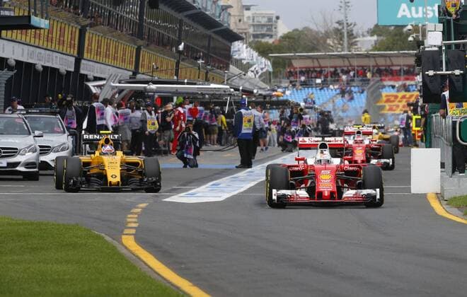 Motorsports: FIA Formula One World Championship WM Weltmeisterschaft 2016, Grand Prix of Australia, 5 Sebastian Vettel (GER, Scuderia Ferrari), 30 Jolyon Palmer (GBR, Renault Formula 1 Team), xHOCHxZWEIx