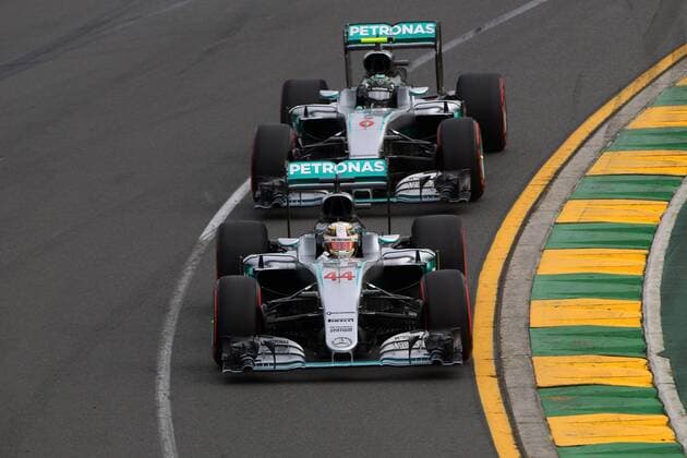 Australian Grand Prix, Melbourne 17 - 20 March 2016 19.03.2016 - Qualifying, Lewis Hamilton (GBR) Mercedes AMG F1 W07 Hybrid leads Nico Rosberg (GER) Mercedes AMG F1 W07 Hybrid 