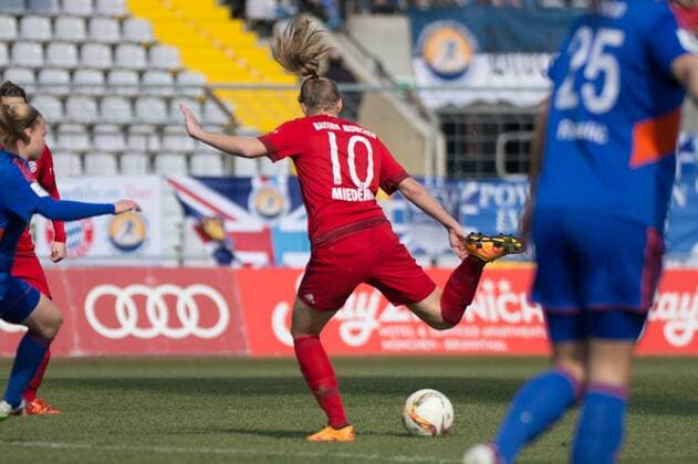 Schuss von Vivianne Miedema (FC Bayern Muenchen) zum 1:0 für den FC Bayern München München, Deutschland, 19.03.2016 - Fussball, Frauenfussball, FC Bayern München - USV Jena, Fussball, Frauenfussball, FC Bayern München - USV Jena, xKLx