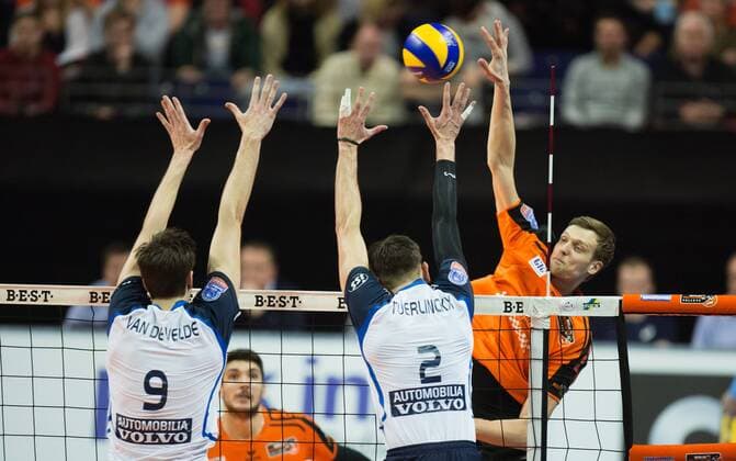 Berlin, Deutschland, 19.03.2016: Volleyball CEV CUP Halbfinale Rückspiel Saison 2015 2016 - Berlin Recycling Volleys - Knack Roeselare. Robert Kromm (BR Volleys 3) gegen den Block aus Arno Van De Velde (Roeselare 9) und Hendrik Tuerlinckx (Roeselare 2)