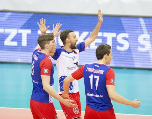 Volleyball Hessen - 1. Bundesliga Männer - Viertelfinale Playoff 19.03.2016 United Volleys Rheinmain (blau) - TV Ingersoll Bühl (schwarz) v.l. Jan Klobucar (RheinMain 8), Florian Ringseis (RheinMain 1), Jan Zimmermann (RheinMain 17) United Volleys Rheinmain - TV Ingersoll Bühl