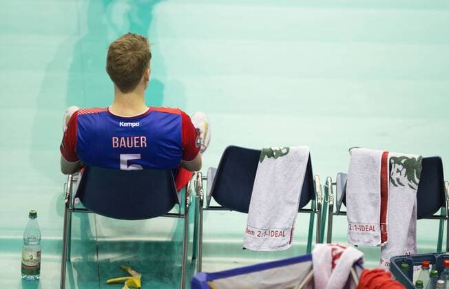 Volleyball Hessen - 1. Bundesliga Männer - Viertelfinale Playoff 19.03.2016 United Volleys Rheinmain (blau) - TV Ingersoll Bühl (schwarz) v.l. Lukas Bauer (RheinMain 5) auf der Bank United Volleys Rheinmain - TV Ingersoll Bühl