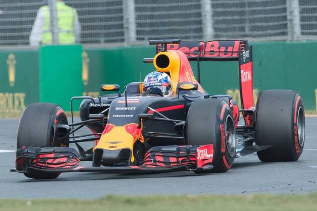 March 20, 2016: Daniel Ricciardo (AUS) 3 from the Red Bull Racing team at turn one of the 2016 Australian Formula One Grand Prix at Albert Park, Melbourne, Australia. Formula One 2016: Australia - Race - ZUMAc04_