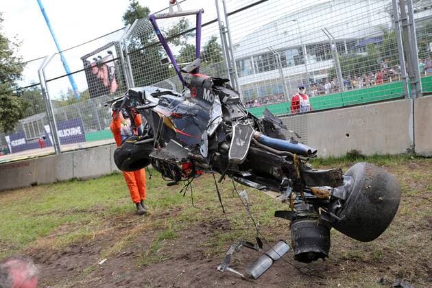 Australian Grand Prix, Melbourne 17 - 20 March 2016 20.03.2016 - Race, Crash, Fernando Alonso (ESP) McLaren Honda MP4-31 and Esteban Gutierrez (MEX) Haas F1 Team VF-16 