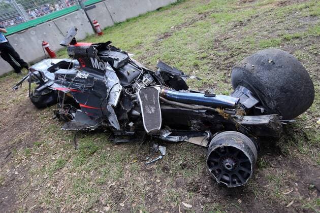 Australian Grand Prix, Melbourne 17 - 20 March 2016 20.03.2016 - Race, Crash, Fernando Alonso (ESP) McLaren Honda MP4-31 and Esteban Gutierrez (MEX) Haas F1 Team VF-16 