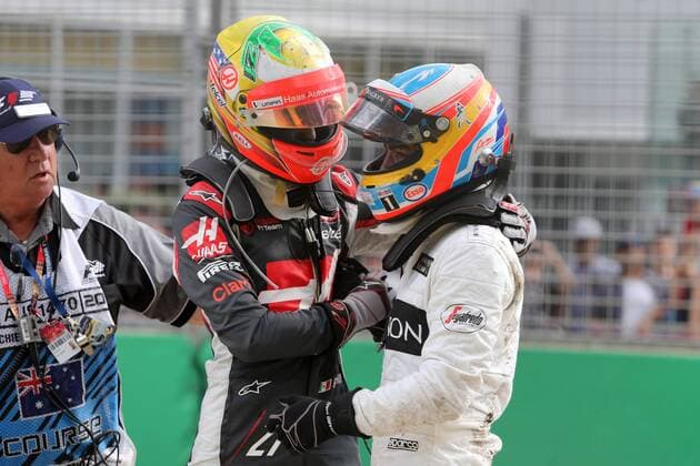 Australian Grand Prix, Melbourne 17 - 20 March 2016 20.03.2016 - Race, Crash, Fernando Alonso (ESP) McLaren Honda MP4-31 and Esteban Gutierrez (MEX) Haas F1 Team VF-16 