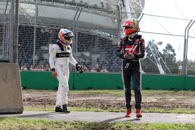 Australian Grand Prix, Melbourne 17 - 20 March 2016 20.03.2016 - Race, Crash, Fernando Alonso (ESP) McLaren Honda MP4-31 and Esteban Gutierrez (MEX) Haas F1 Team VF-16 