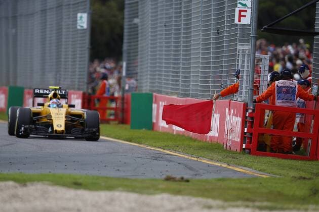 Australian Grand Prix, Melbourne 17 - 20 March 2016 20.03.2016 - Race, The red flag after Crash with Fernando Alonso (ESP) McLaren Honda MP4-31 and Esteban Gutierrez (MEX) Haas F1 Team VF-16 
