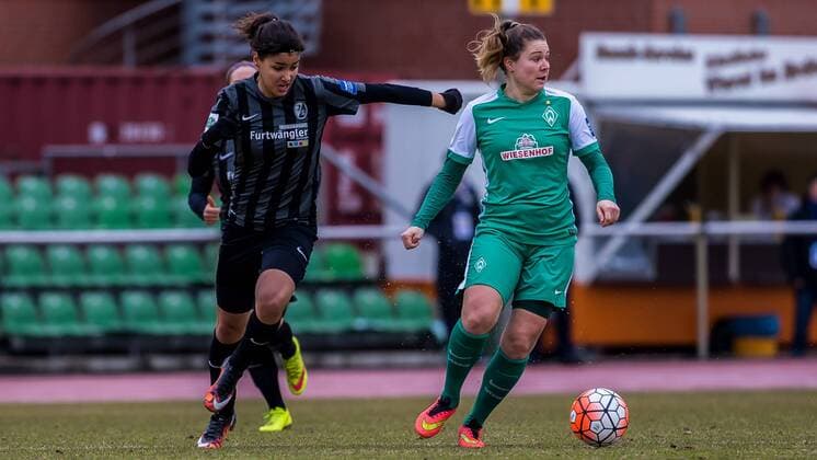 v.li.: Cinzia Zehnder (SC Freiburg, 14) und Lisa-Marie Scholz (SV Werder Bremen, 7) im Laufduell, Fussball, Allianz Frauen-Bundesliga, SV Werder Bremen - SC Freiburg, xdgx