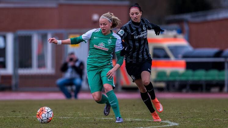 v.li.: Pia-Sophie Wolter (SV Werder Bremen, 10) und Selina Wagner (SC Feiburg, 31) im Zweikampf, Duell, duel, tackle, Fussball, Allianz Frauen-Bundesliga, SV Werder Bremen - SC Freiburg, xdgx