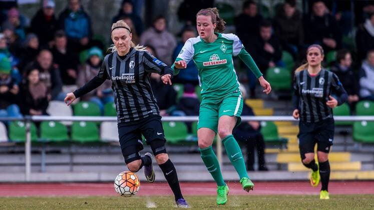 v.li.: Sarah Puntigam (SC Freiburg, 18) und Stefanie Antonia Sanders (SV Werder Bremen, 20) im Zweikampf, Duell, duel, tackle, Fussball, Allianz Frauen-Bundesliga, SV Werder Bremen - SC Freiburg, xdgx