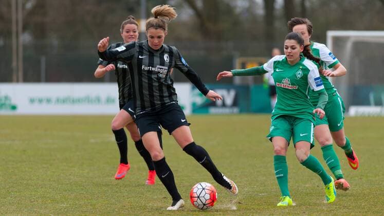 v.li.: Sandra Starke (SC Freiburg, 13) am Ball, Manjou Wilde (SV Werder Bremen, 37), Fussball, Allianz Frauen-Bundesliga, SV Werder Bremen - SC Freiburg, xobx