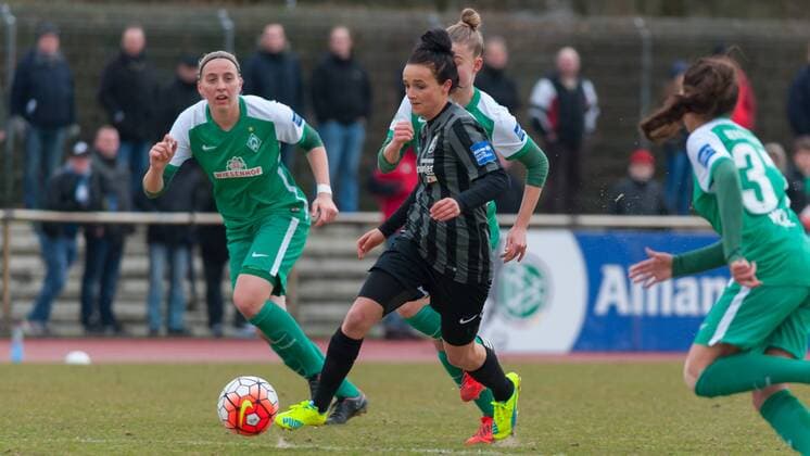 v.li.: Katharina Schiechtl (SV Werder Bremen, 9), Lina Magull (SC Freiburg, 16) am Ball, Fussball, Allianz Frauen-Bundesliga, SV Werder Bremen - SC Freiburg, xobx