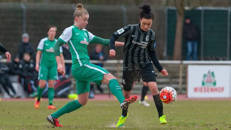 v.li.: Michelle Ulbrich (SV Werder Bremen, 5) im Zweikampf mit Lina Magull (SC Freiburg, 16), Fussball, Allianz Frauen-Bundesliga, SV Werder Bremen - SC Freiburg, xobx