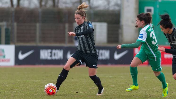 v.li.: Sandra Starke (SC Freiburg, 13) am Ball, Manjou Wilde (SV Werder Bremen, 37), Fussball, Allianz Frauen-Bundesliga, SV Werder Bremen - SC Freiburg, xobx
