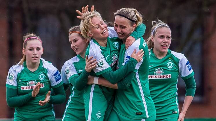 v.li.: Torschützin Betsy Hassett (SV Werder Bremen, 16) und Katharina Schiechtl (SV Werder Bremen, 9) beim Torjubel, Goal celebration, celebrate the goal, goal celebration, nach dem 1:0, Fussball, Allianz Frauen-Bundesliga, SV Werder Bremen - SC Freiburg, xdgx