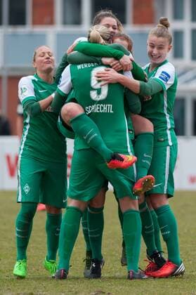 Die Spielerinnen des SV Werder Bremen bejubeln den Sieg nach dem Schlusspfiff, Jubel über den Heimsieg, Freude, Emotion, Fussball, Allianz Frauen-Bundesliga, SV Werder Bremen - SC Freiburg, xobx