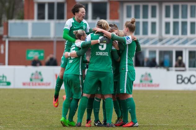 Die Spielerinnen des SV Werder Bremen bejubeln den Sieg nach dem Schlusspfiff, Jubel über den Heimsieg, Freude, Emotion, Fussball, Allianz Frauen-Bundesliga, SV Werder Bremen - SC Freiburg, xobx