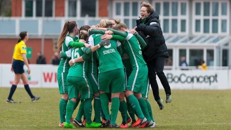 Die Spielerinnen des SV Werder Bremen bejubeln den Sieg nach dem Schlusspfiff, Jubel über den Heimsieg, Freude, Emotion, Fussball, Allianz Frauen-Bundesliga, SV Werder Bremen - SC Freiburg, xobx