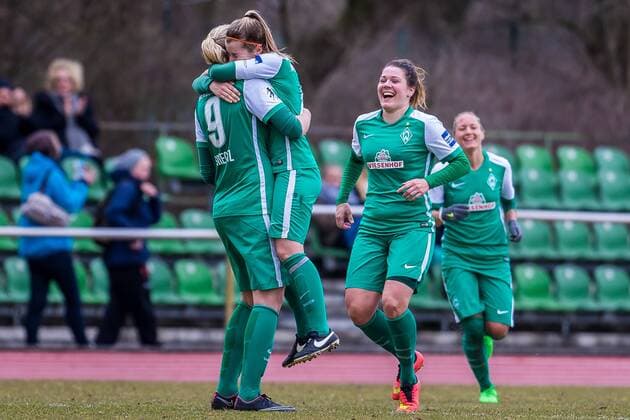 v.li.: Katharina Schiechtl (SV Werder Bremen, 9) und Marie-Louise Eta (SV Werder Bremen, 6) freuen sich über den Sieg gegen den SC Freiburg, Fussball, Allianz Frauen-Bundesliga, SV Werder Bremen - SC Freiburg, xdgx