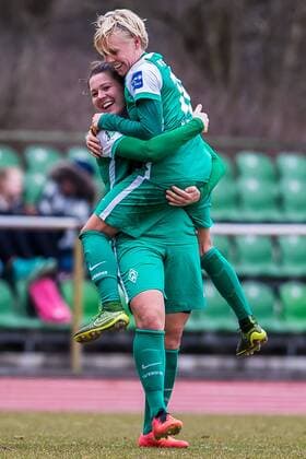 v.li.: Lisa-Marie Scholz (SV Werder Bremen, 7) feiert mit Betsy Hassett (SV Werder Bremen, 16) den Sieg, Fussball, Allianz Frauen-Bundesliga, SV Werder Bremen - SC Freiburg, xdgx