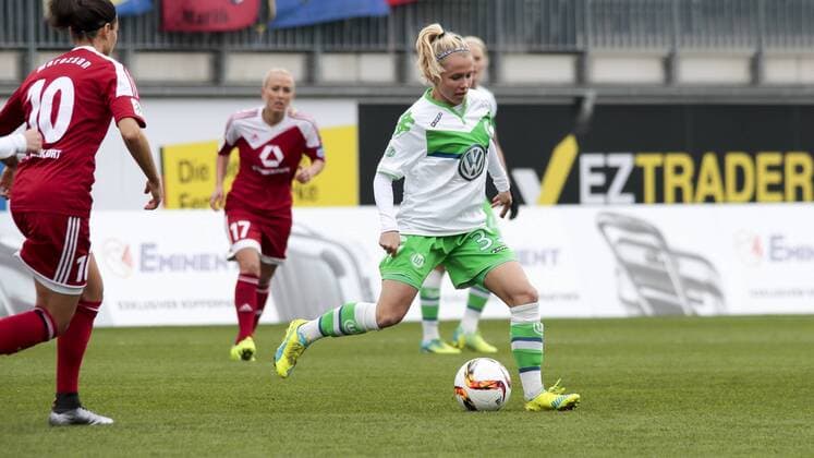 Fußball, Allianz Frauen Bundesliga, VfL Wolfsburg - 1. FFC Frankfurt; Julia Simic (Wolfsburg, 31) am Ball. xtgx