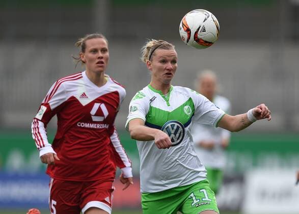 Frauen Fußball Bundesliga 16. Spieltag, VfL Wolfsburg - FFC Frankurt am 20.03.2016 in Wolfsburg im AOK Stadion. Frankfurts A. Crnogorcevic (l) kämpft gegen Wolfsburgs Alexandra Popp um den Ball.