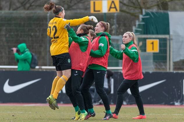 Die Spielerinnen des SV Werder Bremen mit Torjubel, Jubel, Freude über das Tor zum 1:0, Fussball, Allianz Frauen-Bundesliga, SV Werder Bremen - SC Freiburg, xobx