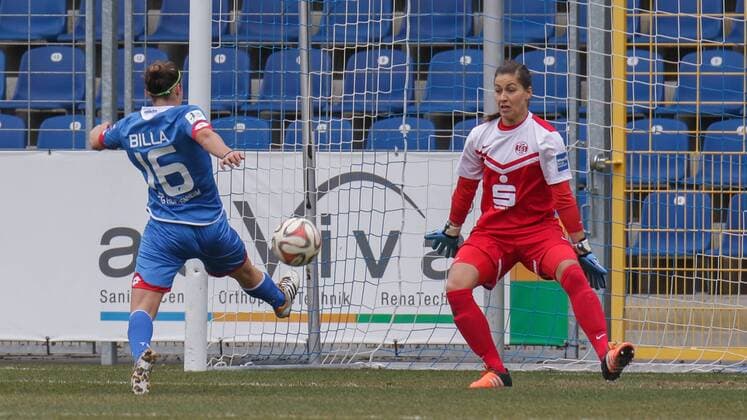 v.li.: Nicole Billa (Hoffenheim, 16) spitzelt den Ball an Lisa Weiß (Lisa Weiss, Torwart, SGS, 1) vorbei ins Tor, Treffer zum 2:0, Fussball, Allianz Frauen-Bundesliga, TSG 1899 Hoffenheim - SGS Essen, xozx