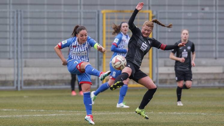 v.li.: Martina Moser (Hoffenheim, 7), Vanessa Martini (SGS, 6), Zweikampf, Duell, duel, tackle, Dynamik, Action, Aktion, Fussball, Allianz Frauen-Bundesliga, TSG 1899 Hoffenheim - SGS Essen, xozx