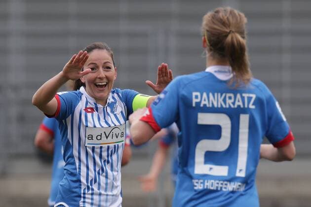 v.li.: Martina Moser (Hoffenheim, 7) und Leonie Pankratz (Hoffenheim, 21) jubeln über das Tor zum 3:0, Jubel, Torjubel, Torerfolg, celebrate the goal, goal, celebration, Jubel ueber das Tor, optimistisch, Action, Aktion, Fussball, Allianz Frauen-Bundesliga, TSG 1899 Hoffenheim - SGS Essen, xozx