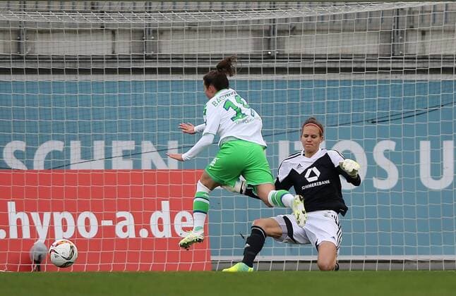 Desireee Schumann (1. FFC Frankfurt) foult Ramona Bachmann (VfL Wolfsburg), wird dafür vom Platz gestellt, rote Karte, und es gibt Elfmeter für wolfsburg, der zum 2-1 durch Caroline Graham Hansen (VfL Wolfsburg) führt.