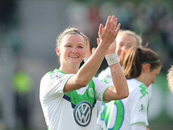 Alexandra Popp (VfL Wolfsburg) feut sich mit den fans