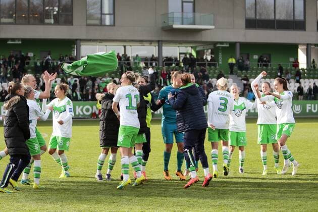 Fußball, Allianz Frauen Bundesliga, VfL Wolfsburg - 1. FFC Frankfurt; VfL Wolfsburg Jubel nach dem Abpfiff, Jubel nach Spielende, Freude, Emotion, bedankt sich bei Fans, Dank, bedanken, feiern. xtgx