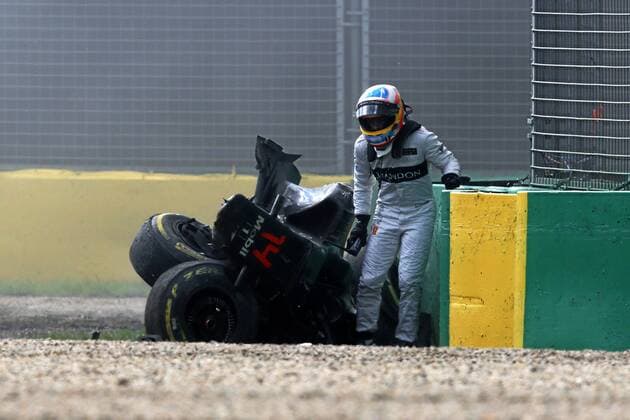 Formel 1, GP von Australien, Horror Crash von Alonso. Grand Prix of Australia race at Albert Park circuit. In this picture, Fernando Alonso crashes his car. xRUBIOx(RVxRACINGxPRESS)x  RV RACING PRESS