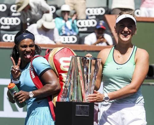 (160321) -- INDIAN WELLS, March 20, 2016 -- Serena Williams (L) of United States gestures as Victoria Azarenka of Belarus, celebrating with her trophy after winning the women singles final match of the BNP Paribas Open tennis tournament in Indian Wells, California in the United States, on March 20, 2016. Azarenka won 6-4, 6-4. Zhao Hanrong) (SP)U.S.-CALIFORNIA ATP Tennis Herren BNP PARIBAS OPEN-FINAL yanglei 