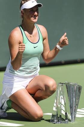 (160321) -- INDIAN WELLS, March 20, 2016 -- Victoria Azarenka of Belarus celebrates with her trophy after winning the women singles final match against Serena Williams of United States during the BNP Paribas Open tennis tournament in Indian Wells, California in the United States, on March 20, 2016. Azarenka won 6-4, 6-4. Zhao Hanrong) (SP)U.S.-CALIFORNIA ATP Tennis Herren BNP PARIBAS OPEN-FINAL yanglei 