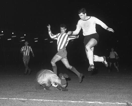 Europapokal Borussia Dortmund - Atletico Madrid 1:0 01.03.1966 Torwart Rodriguez Aktion vor Lothar Emmerich HM